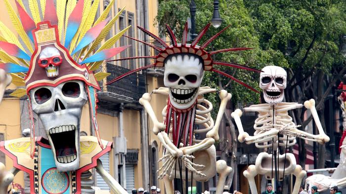 james-bonds-fake-day-of-the-dead-parade-was-so-cool-mexico-wants-to-do-it-for-real-1467991889