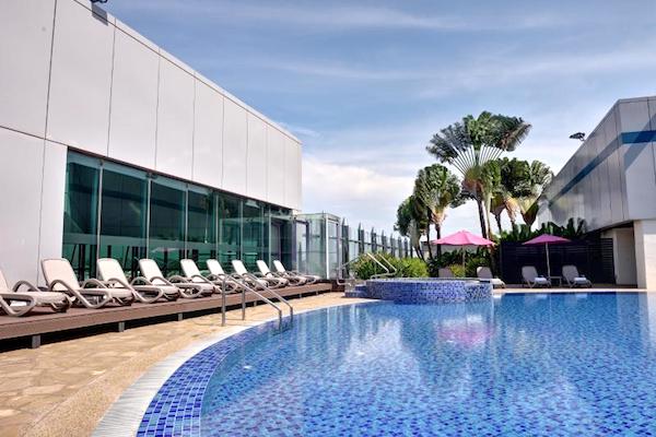 The rooftop pool in Singapore Airport's terminal 1